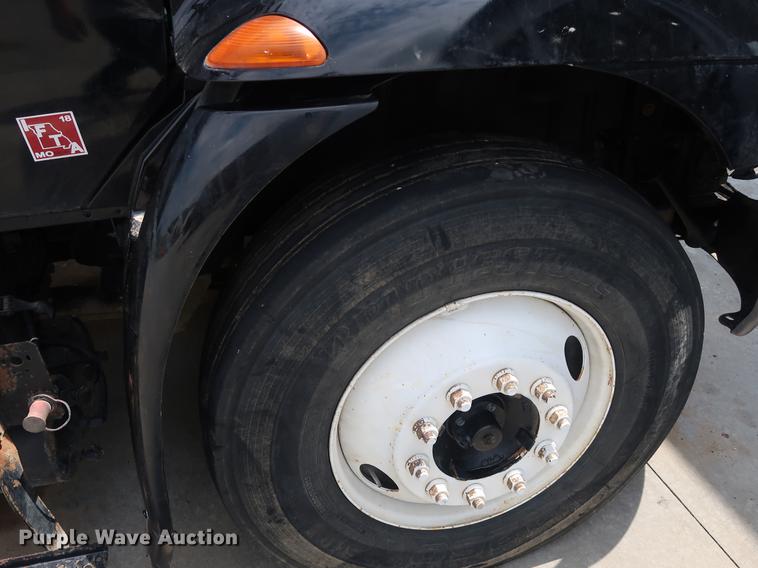 image for item BW9192 2009 International 4300 flatbed truck