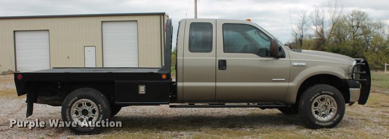 image for item DB5216 2007 Ford F350 Super Duty XLT SuperCab flatbed pickup truck