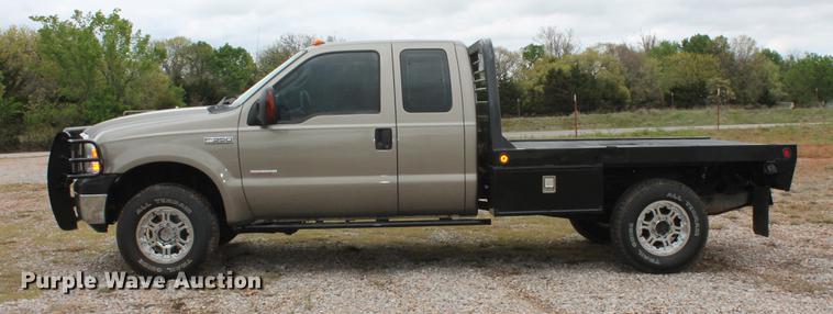 image for item DB5216 2007 Ford F350 Super Duty XLT SuperCab flatbed pickup truck