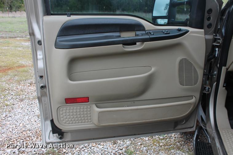 image for item DB5216 2007 Ford F350 Super Duty XLT SuperCab flatbed pickup truck