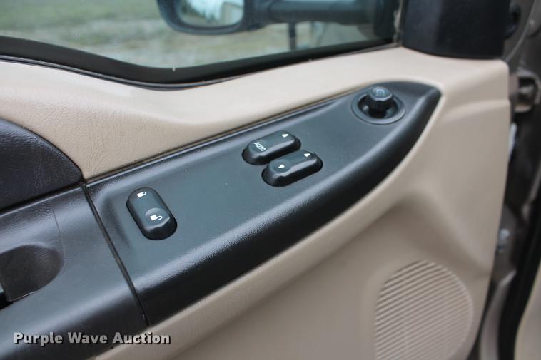 image for item DB5216 2007 Ford F350 Super Duty XLT SuperCab flatbed pickup truck