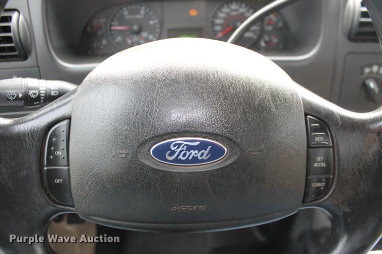 image for item DB5216 2007 Ford F350 Super Duty XLT SuperCab flatbed pickup truck