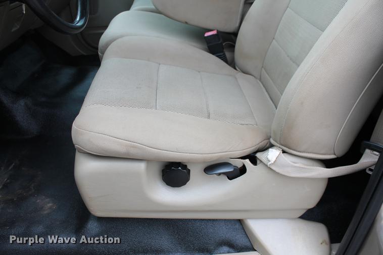 image for item DB5216 2007 Ford F350 Super Duty XLT SuperCab flatbed pickup truck