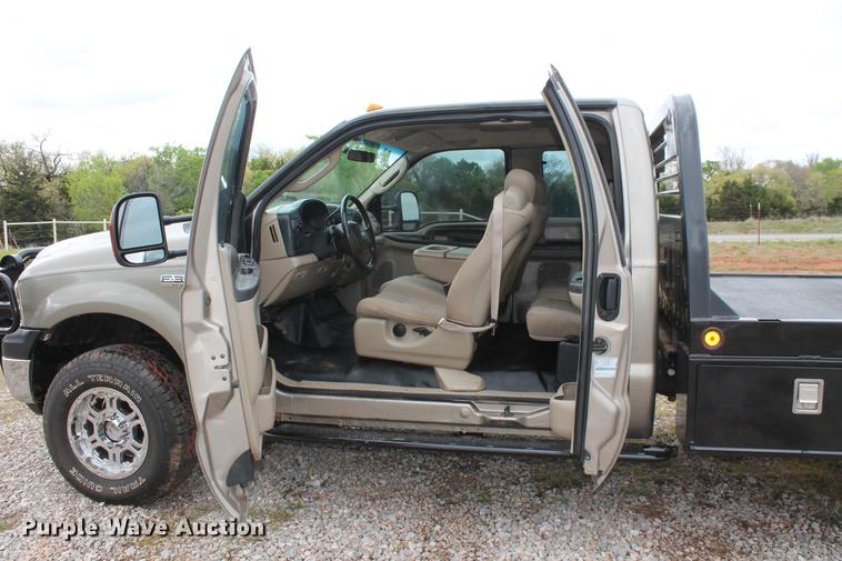 image for item DB5216 2007 Ford F350 Super Duty XLT SuperCab flatbed pickup truck