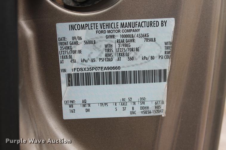 image for item DB5216 2007 Ford F350 Super Duty XLT SuperCab flatbed pickup truck