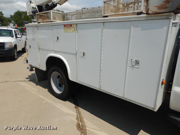 image for item DB8365 2007 Ford F550 Super Duty XL utility truck with crane