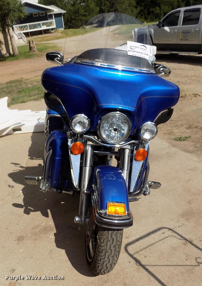 image for item DB9233 2008 Harley Davidson FLHTCU Ultra Classic motorcycle