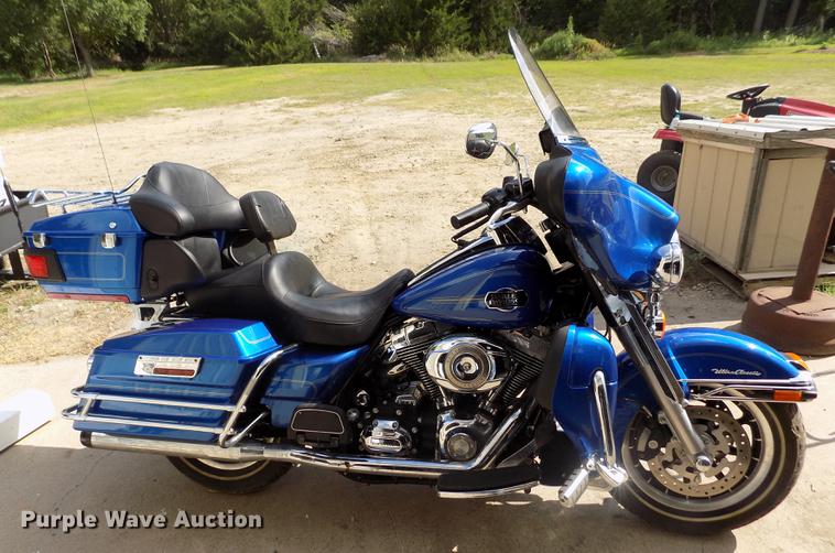 image for item DB9233 2008 Harley Davidson FLHTCU Ultra Classic motorcycle