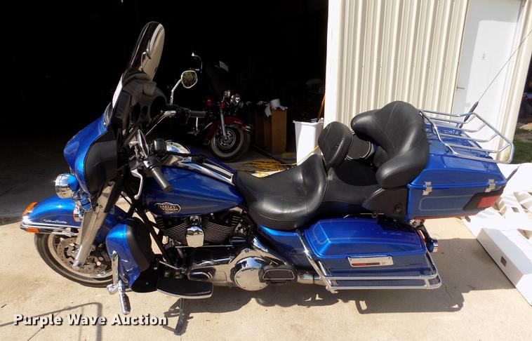 image for item DB9233 2008 Harley Davidson FLHTCU Ultra Classic motorcycle