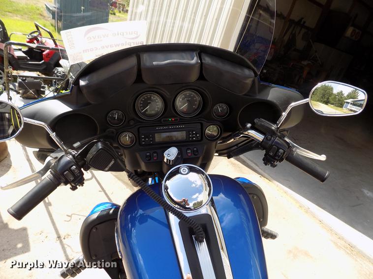 image for item DB9233 2008 Harley Davidson FLHTCU Ultra Classic motorcycle