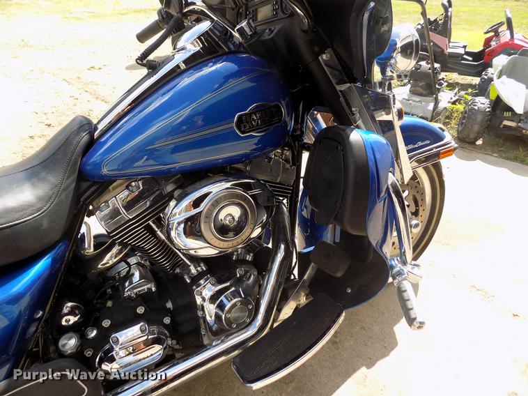 image for item DB9233 2008 Harley Davidson FLHTCU Ultra Classic motorcycle