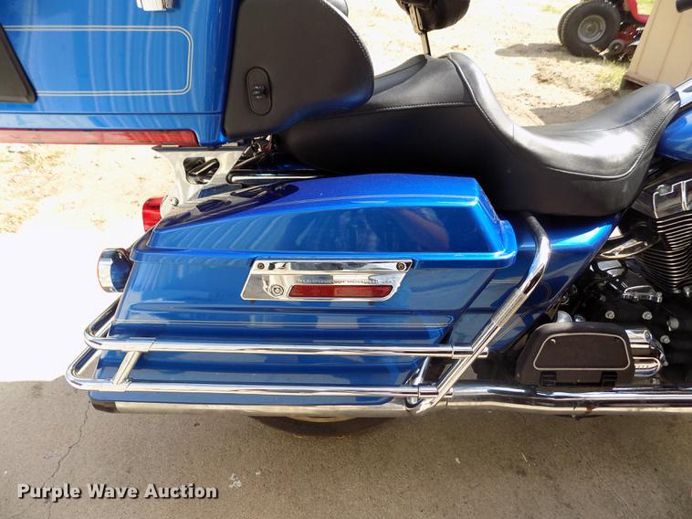 image for item DB9233 2008 Harley Davidson FLHTCU Ultra Classic motorcycle