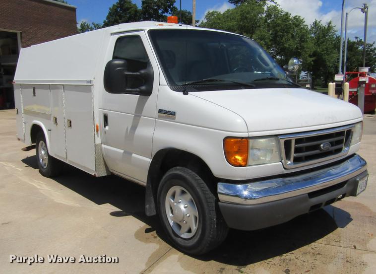 image for item DD2677 2006 Ford E350 Super Duty van