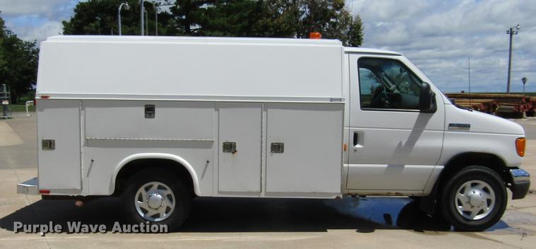 image for item DD2677 2006 Ford E350 Super Duty van