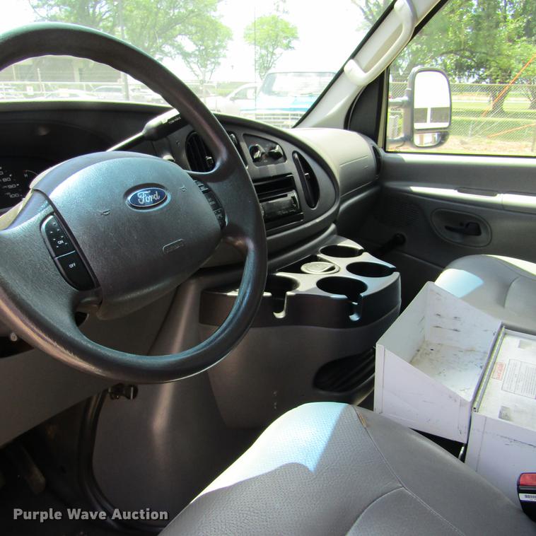 image for item DD2677 2006 Ford E350 Super Duty van