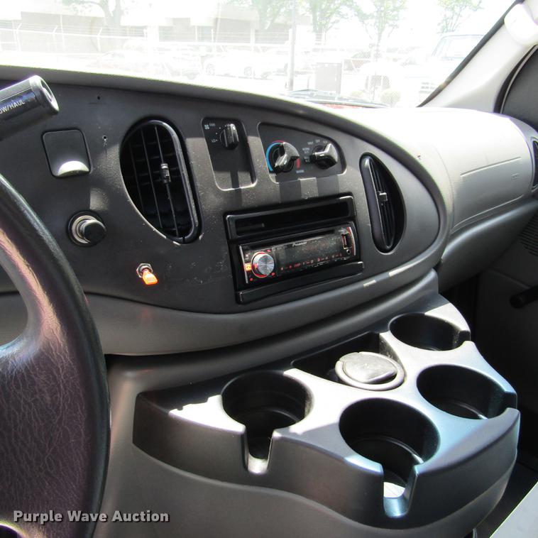 image for item DD2677 2006 Ford E350 Super Duty van