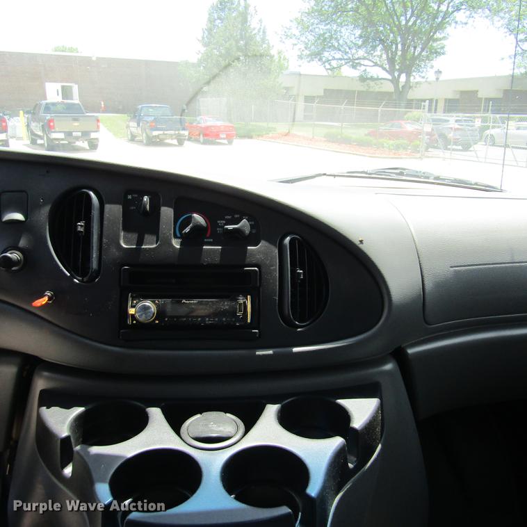 image for item DD2677 2006 Ford E350 Super Duty van