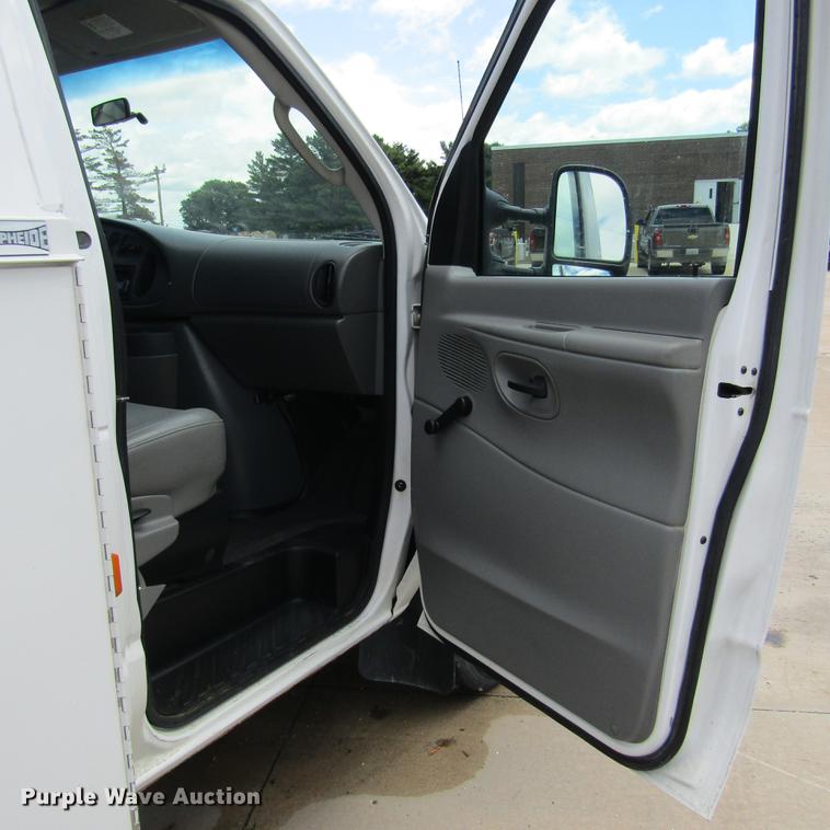image for item DD2677 2006 Ford E350 Super Duty van