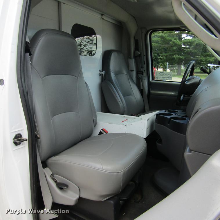 image for item DD2677 2006 Ford E350 Super Duty van
