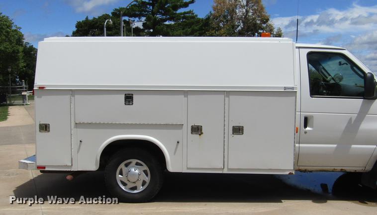 image for item DD2677 2006 Ford E350 Super Duty van