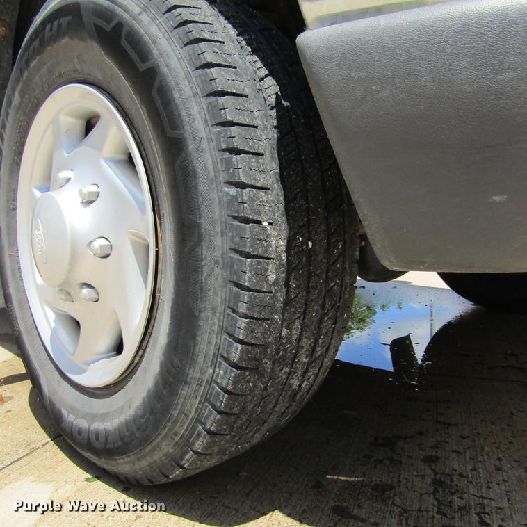 image for item DD2677 2006 Ford E350 Super Duty van