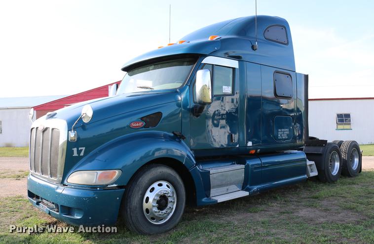 image for item DD4256 2006 Peterbilt 387 semi truck