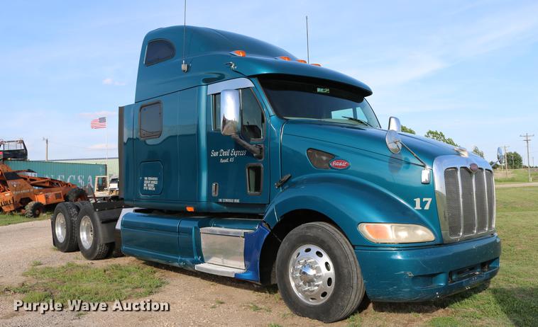 image for item DD4256 2006 Peterbilt 387 semi truck