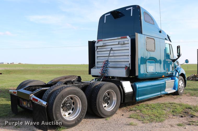 image for item DD4256 2006 Peterbilt 387 semi truck
