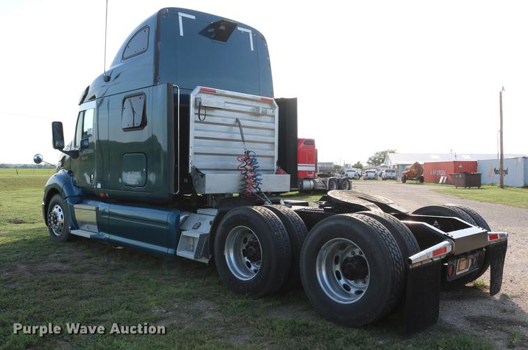 image for item DD4256 2006 Peterbilt 387 semi truck