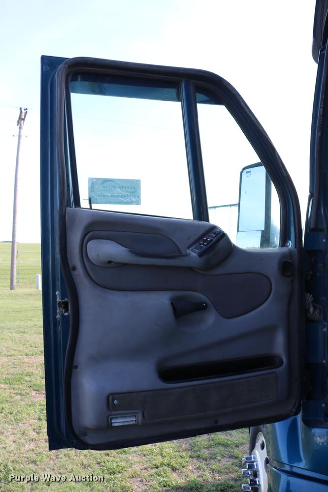 image for item DD4256 2006 Peterbilt 387 semi truck