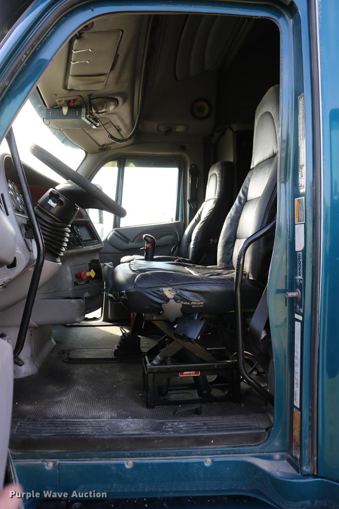 image for item DD4256 2006 Peterbilt 387 semi truck