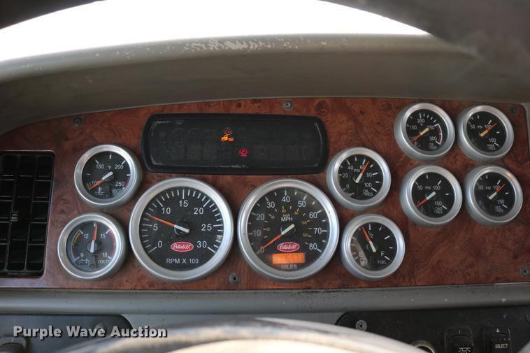 image for item DD4256 2006 Peterbilt 387 semi truck