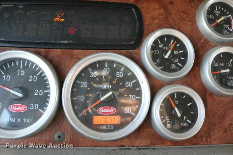 image for item DD4256 2006 Peterbilt 387 semi truck