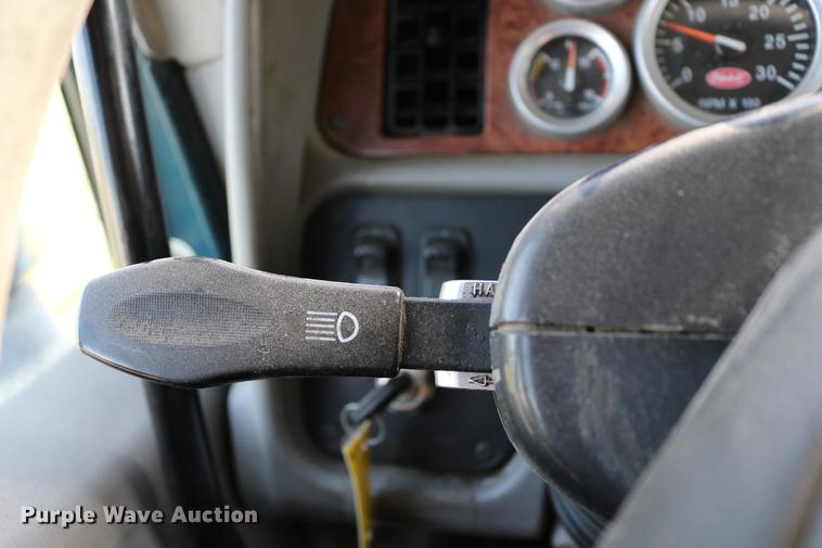 image for item DD4256 2006 Peterbilt 387 semi truck