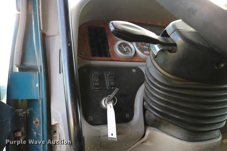 image for item DD4256 2006 Peterbilt 387 semi truck