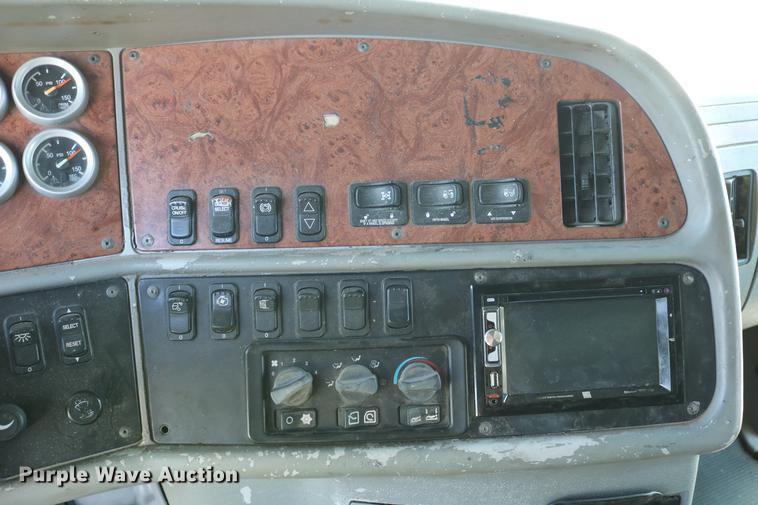 image for item DD4256 2006 Peterbilt 387 semi truck