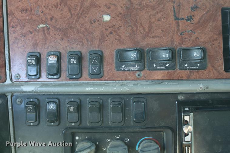 image for item DD4256 2006 Peterbilt 387 semi truck