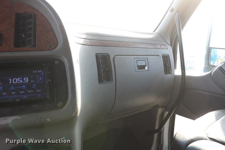 image for item DD4256 2006 Peterbilt 387 semi truck