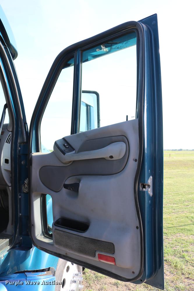 image for item DD4256 2006 Peterbilt 387 semi truck