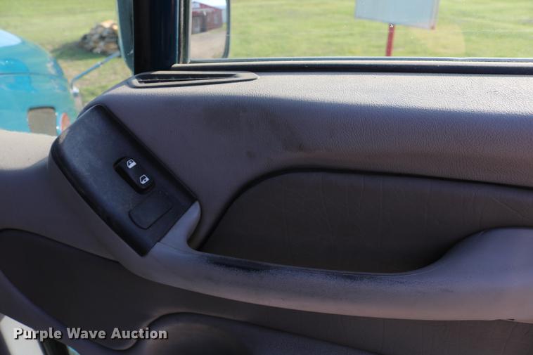 image for item DD4256 2006 Peterbilt 387 semi truck