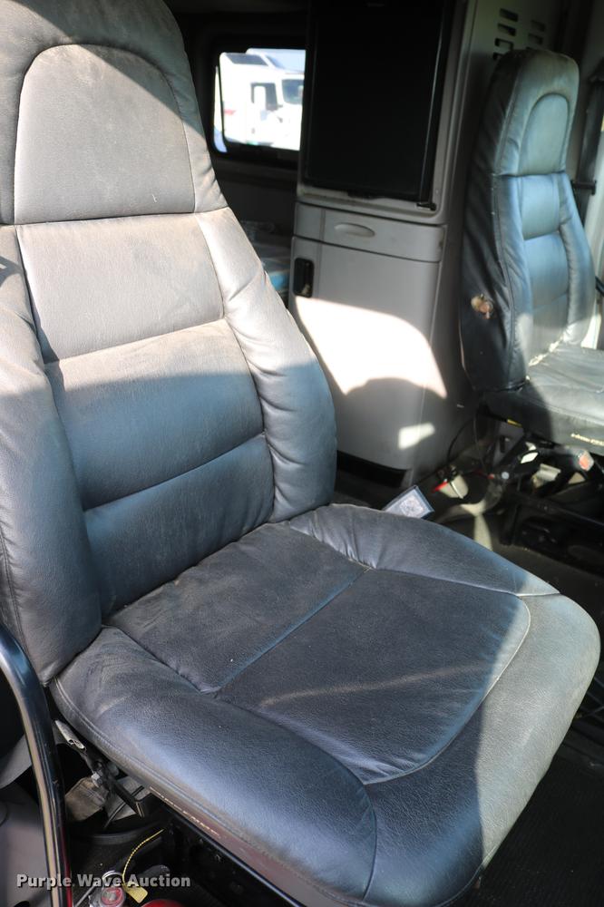 image for item DD4256 2006 Peterbilt 387 semi truck