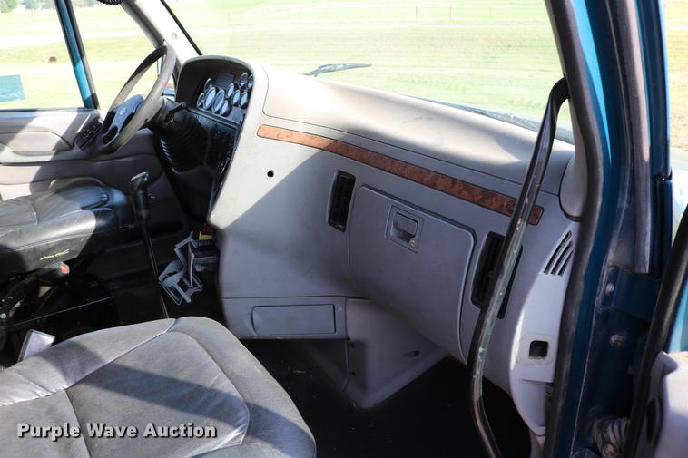 image for item DD4256 2006 Peterbilt 387 semi truck