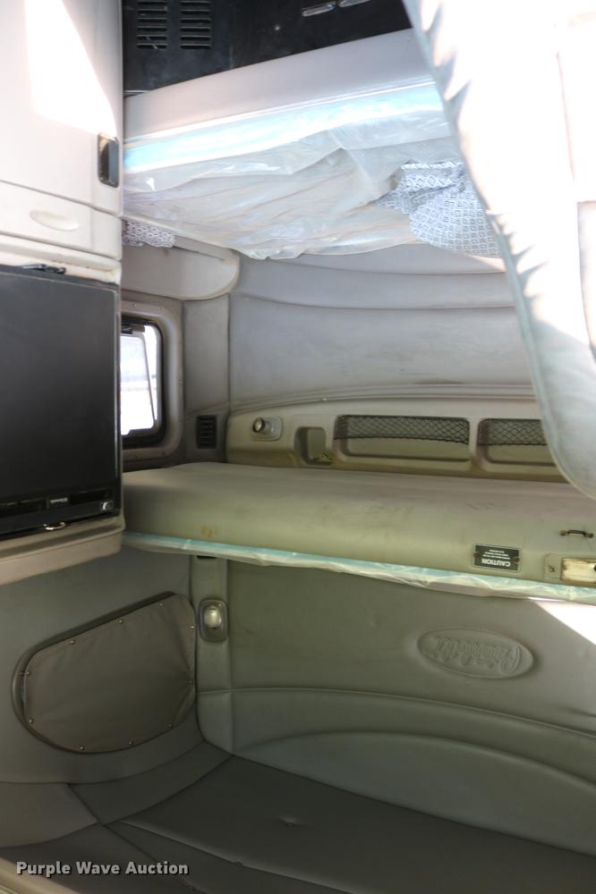 image for item DD4256 2006 Peterbilt 387 semi truck