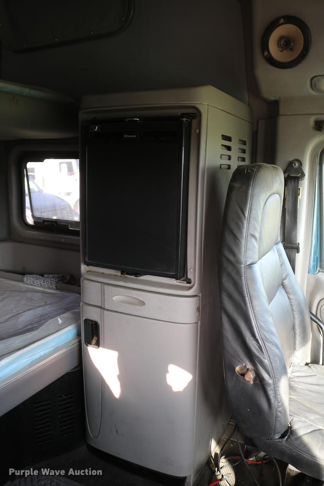 image for item DD4256 2006 Peterbilt 387 semi truck