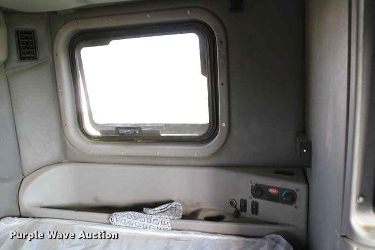 image for item DD4256 2006 Peterbilt 387 semi truck