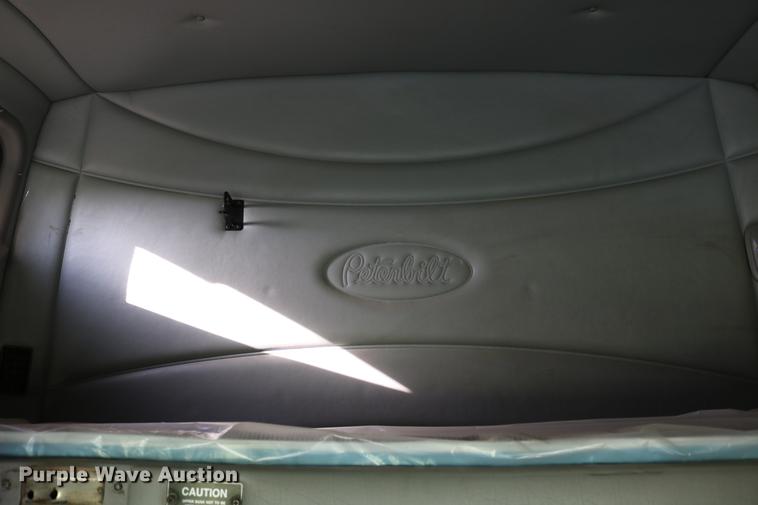 image for item DD4256 2006 Peterbilt 387 semi truck