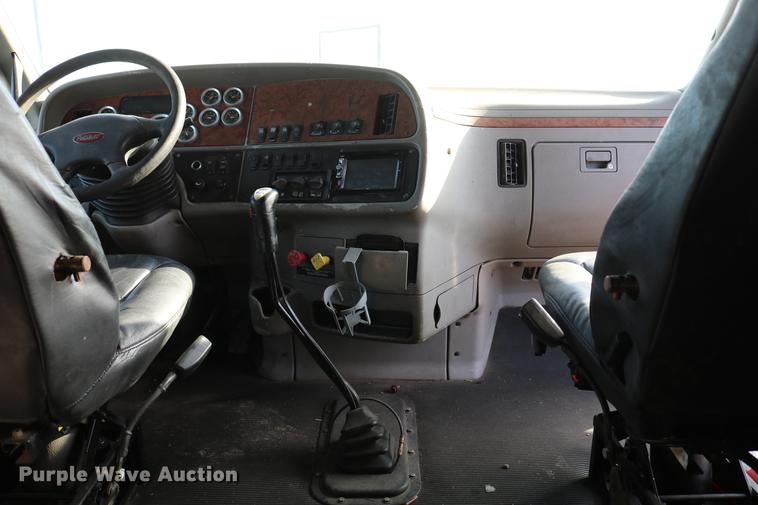 image for item DD4256 2006 Peterbilt 387 semi truck