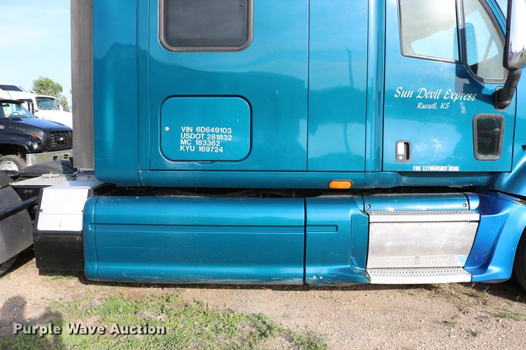 image for item DD4256 2006 Peterbilt 387 semi truck
