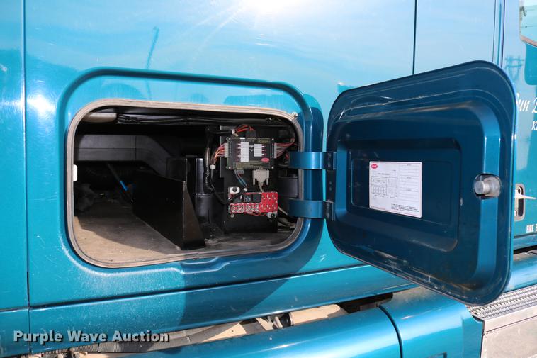 image for item DD4256 2006 Peterbilt 387 semi truck