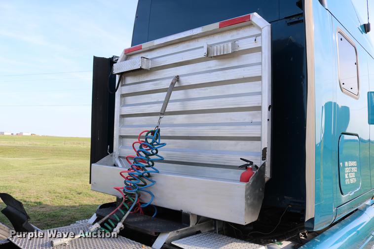 image for item DD4256 2006 Peterbilt 387 semi truck